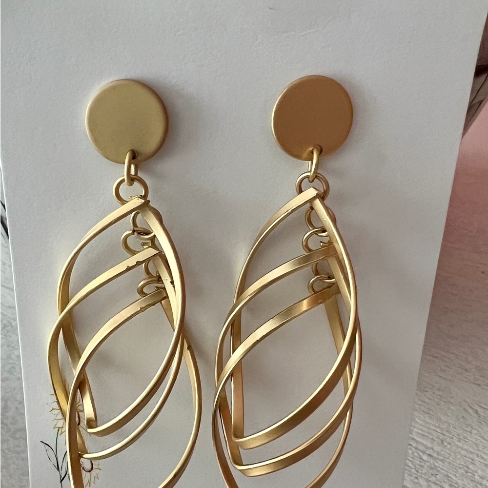 Beautiful Gold Tone Earrings. They are post earrings.